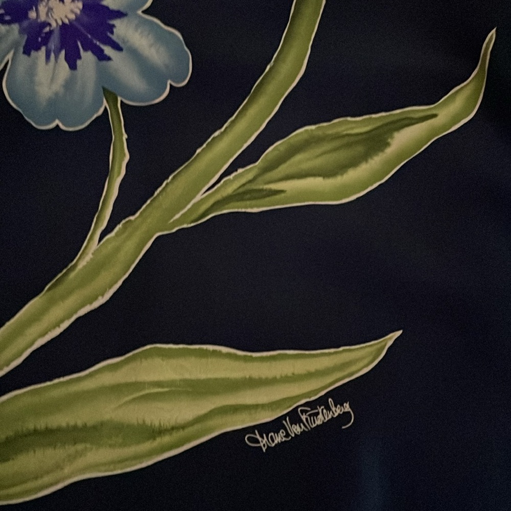 Diane Von Furstenberg EUC Beautiful Silk Floral Blouse Size Large no flaws - Picture 5 of 6